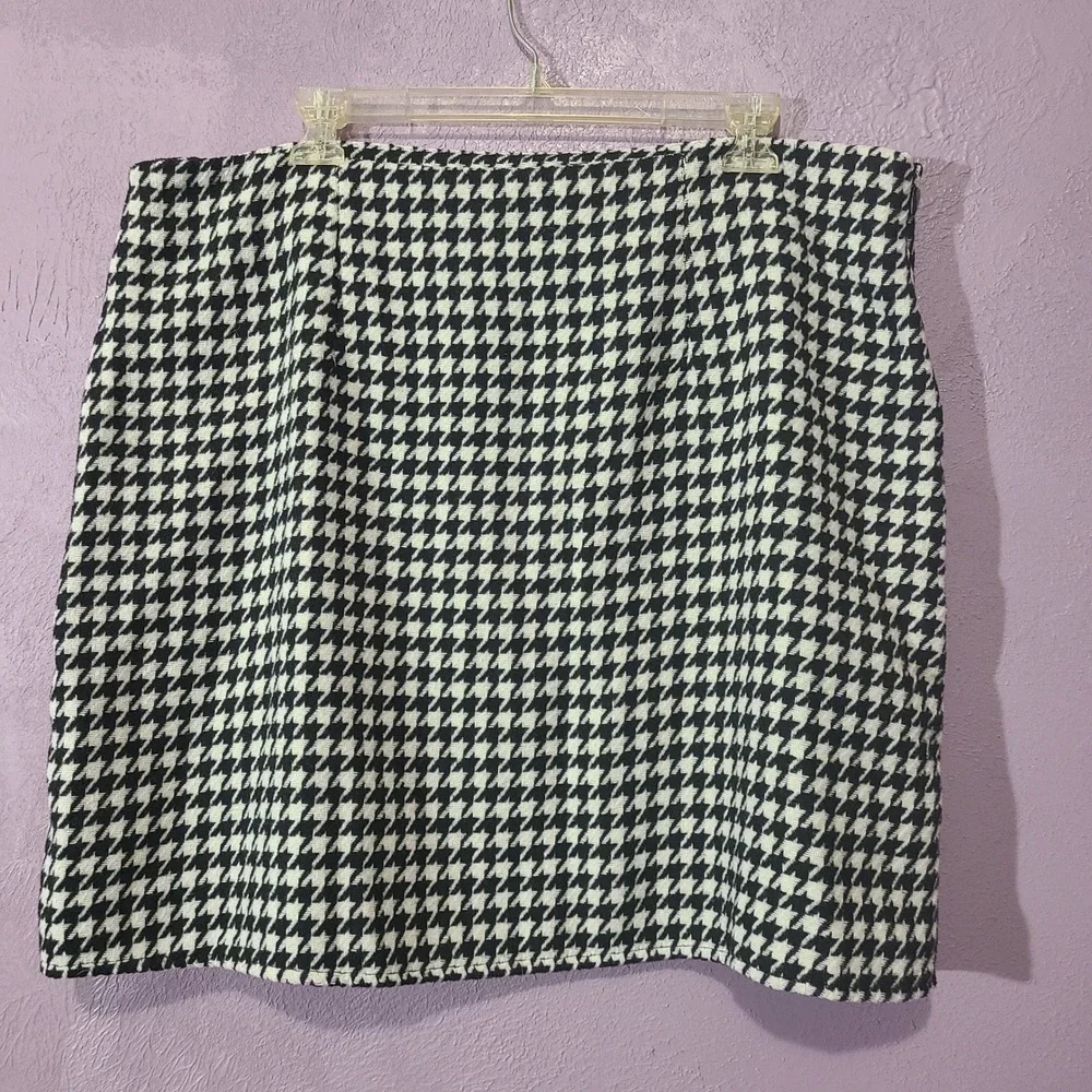 Old Navy Black White Houndstooth Mini Skirt Fitted Flounce Detail‎ Size Women XL
